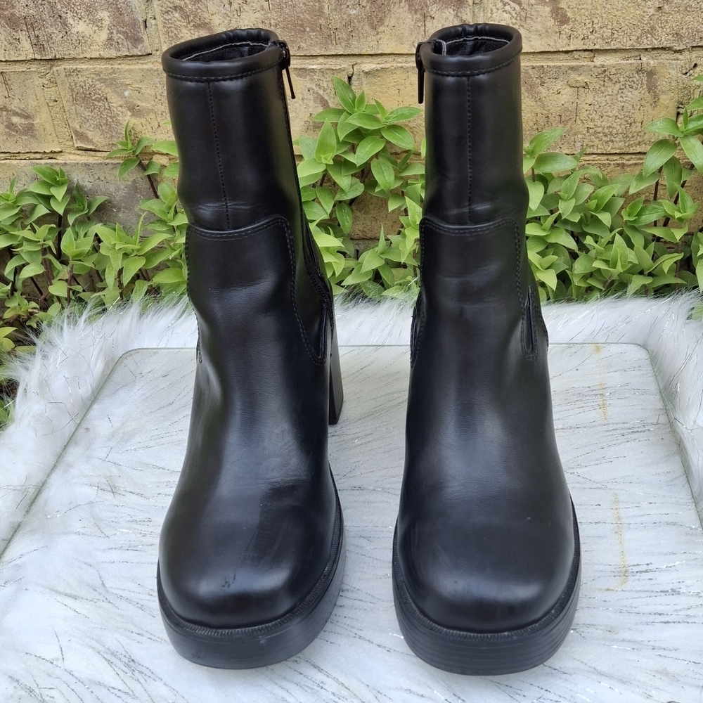 Urban Outfitters Mid-Calf Side Zipper Block Heel Black Boots   Women Size 7 - Picture 3 of 16